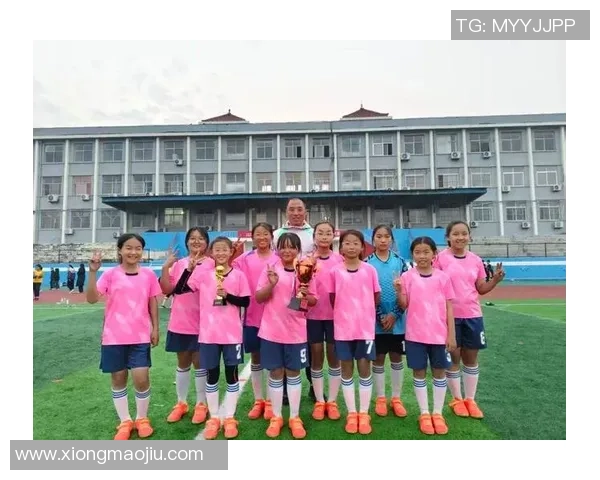 荣耀时刻足球巨星捧杯绽放笑容见证巅峰荣誉与辉煌时光