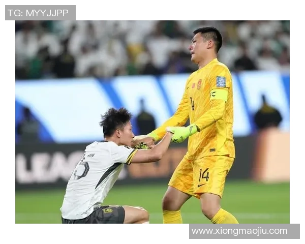 足球明星场上抓衣服瞬间引发热议 揭秘背后的情感与比赛心态