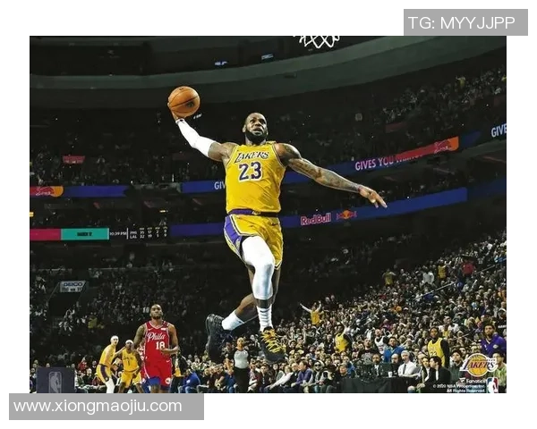 足球球星挑战篮球场 搞笑扣篮引发全场爆笑反应