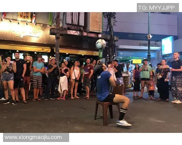 足球球星花式颠球炫技瞬间展示超强控球能力震撼全场